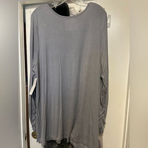 NWT Gray Graphic Blouse with Black Floral Design - Picture 6 of 10